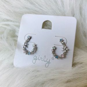 Frosty colored hook shaped 3D crystal earrings.
